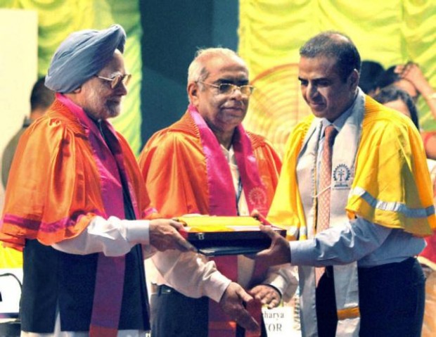 Sunil Mittal Receiving  Degree of Doctor of Science (Honoris Causa) From  Former Indian PM Manmohan Singh